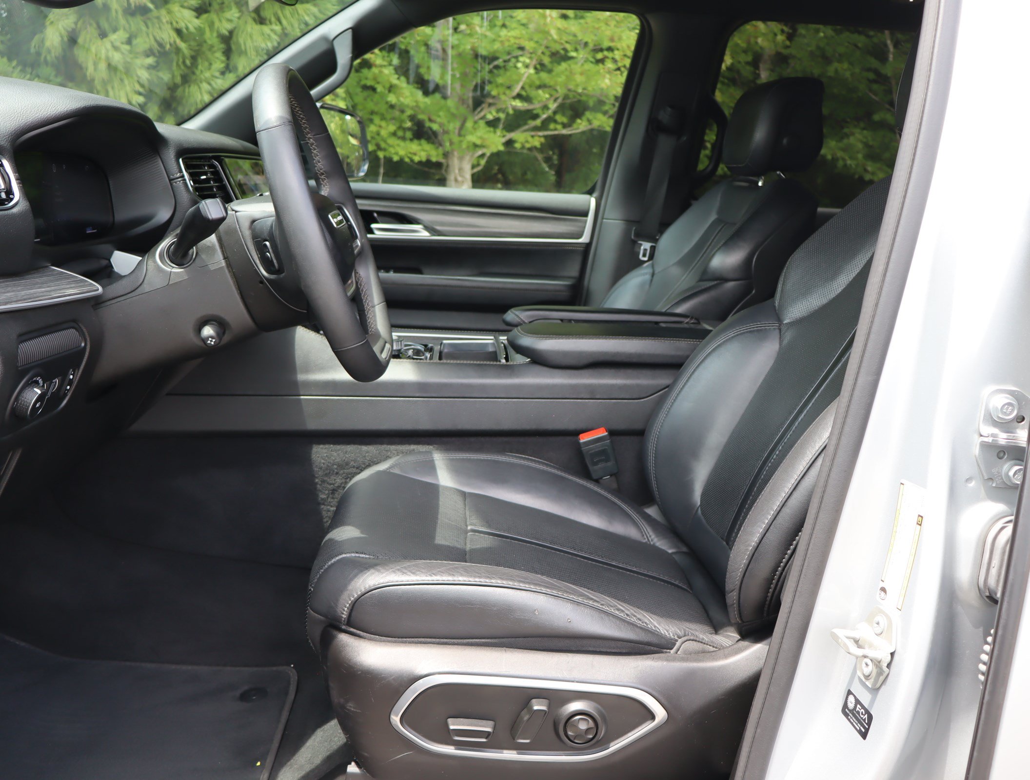 Used 2024 Jeep Wagoneer L Series II AWD/4WD image 15
