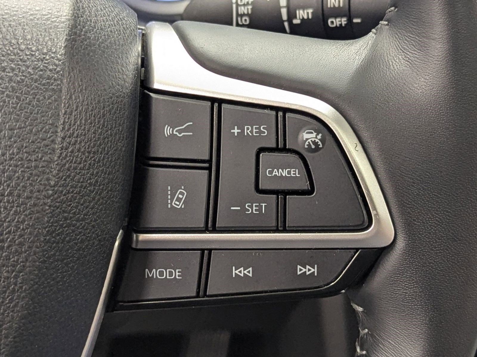 Used 2025 Toyota Highlander XLE image 25