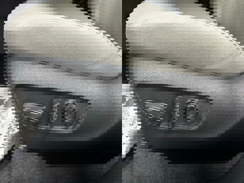 Used 2025 Toyota Grand Highlander AWD image 12