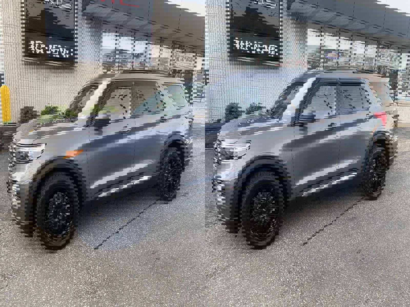 Used 2021 Ford Explorer XLT w/ Equipment Group 202A image 3