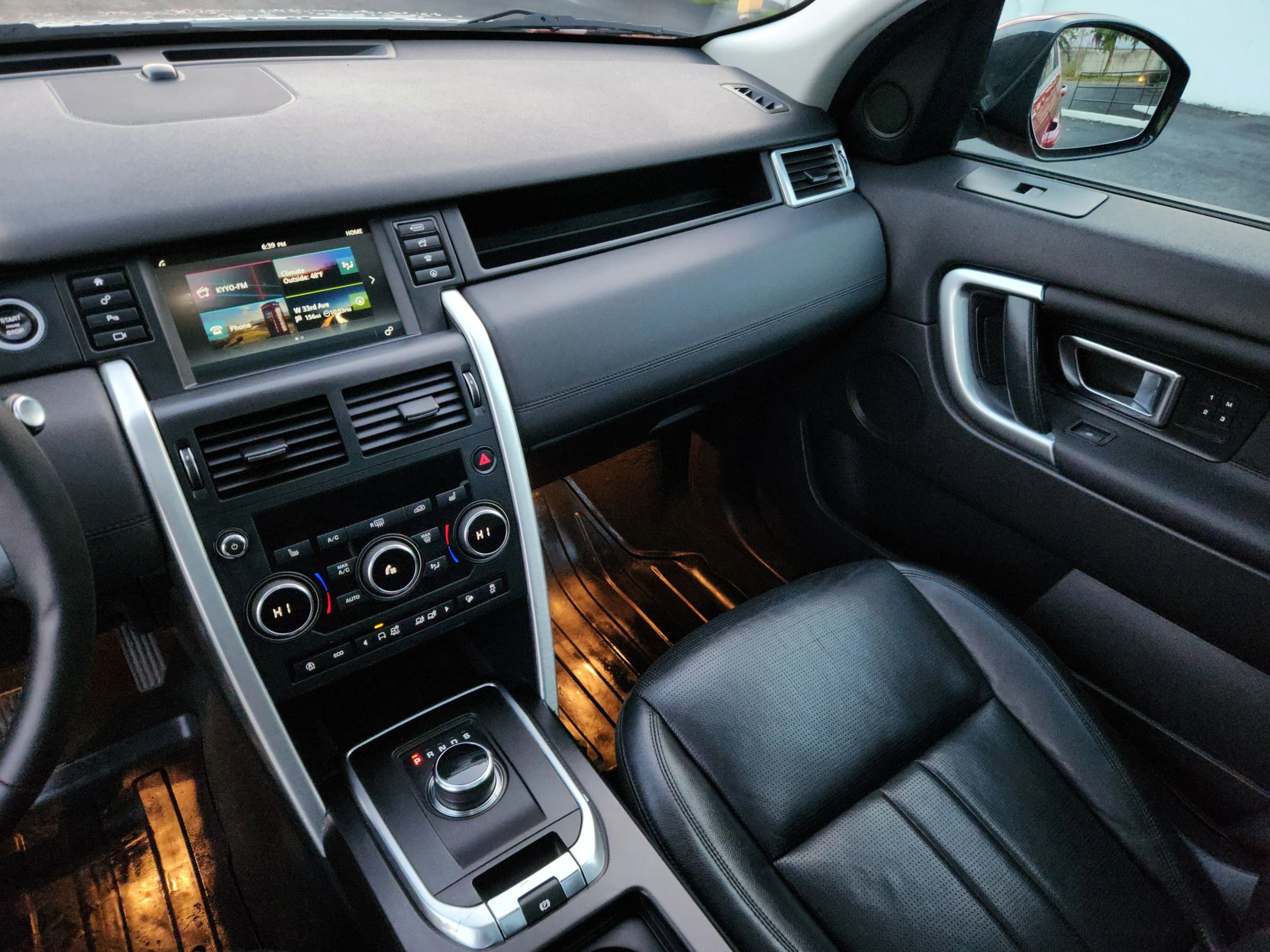 Used 2018 Land Rover Discovery Sport HSE image 11