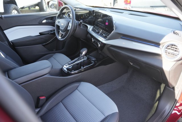 Used 2025 Chevrolet Trax LT w/ Driver Confidence Package image 17