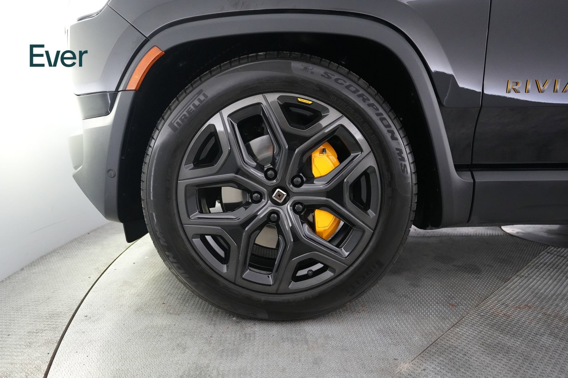 Used 2025 Rivian R1S Premium AWD/4WD image 19
