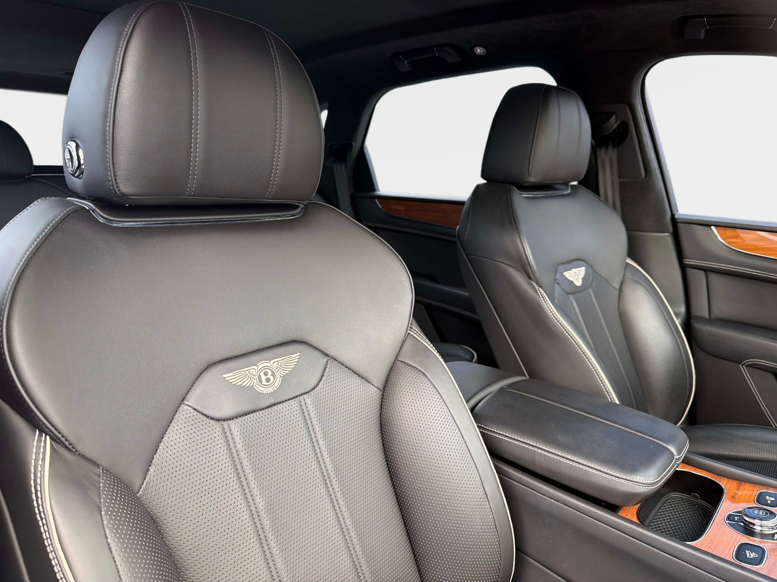 Used 2022 Bentley Bentayga AWD/4WD image 25