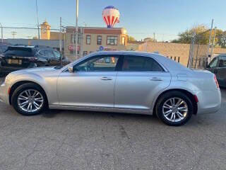Used 2019 Chrysler 300 Touring w/ Driver Convenience Group image 8