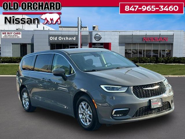 Used 2023 Chrysler Pacifica Touring-L FWD image 3