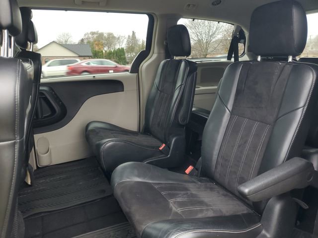 Used 2014 Chrysler Town & Country Touring-L image 35