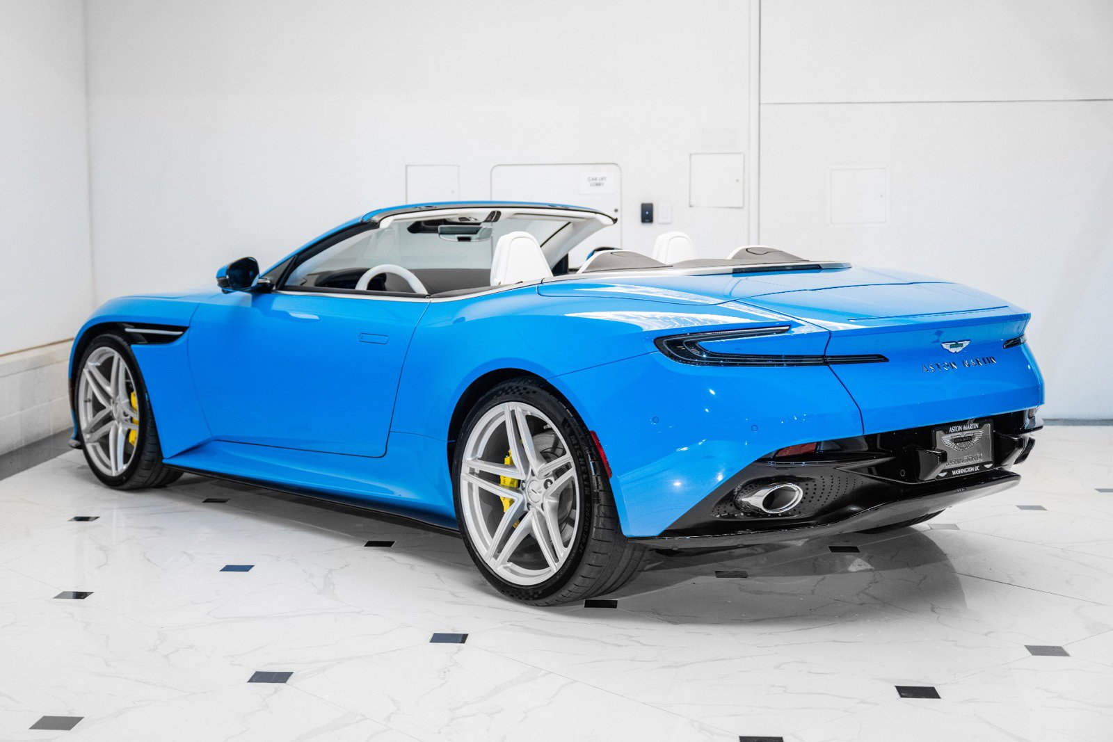 Used 2025 Aston Martin DB12 Volante image 2