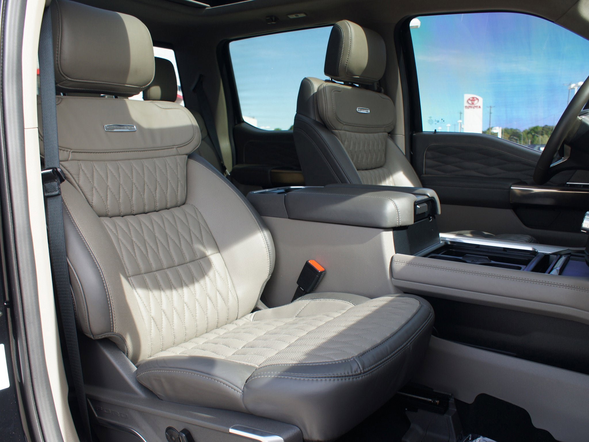 Used 2025 Ford F250 Platinum w/ Platinum Plus Package image 24