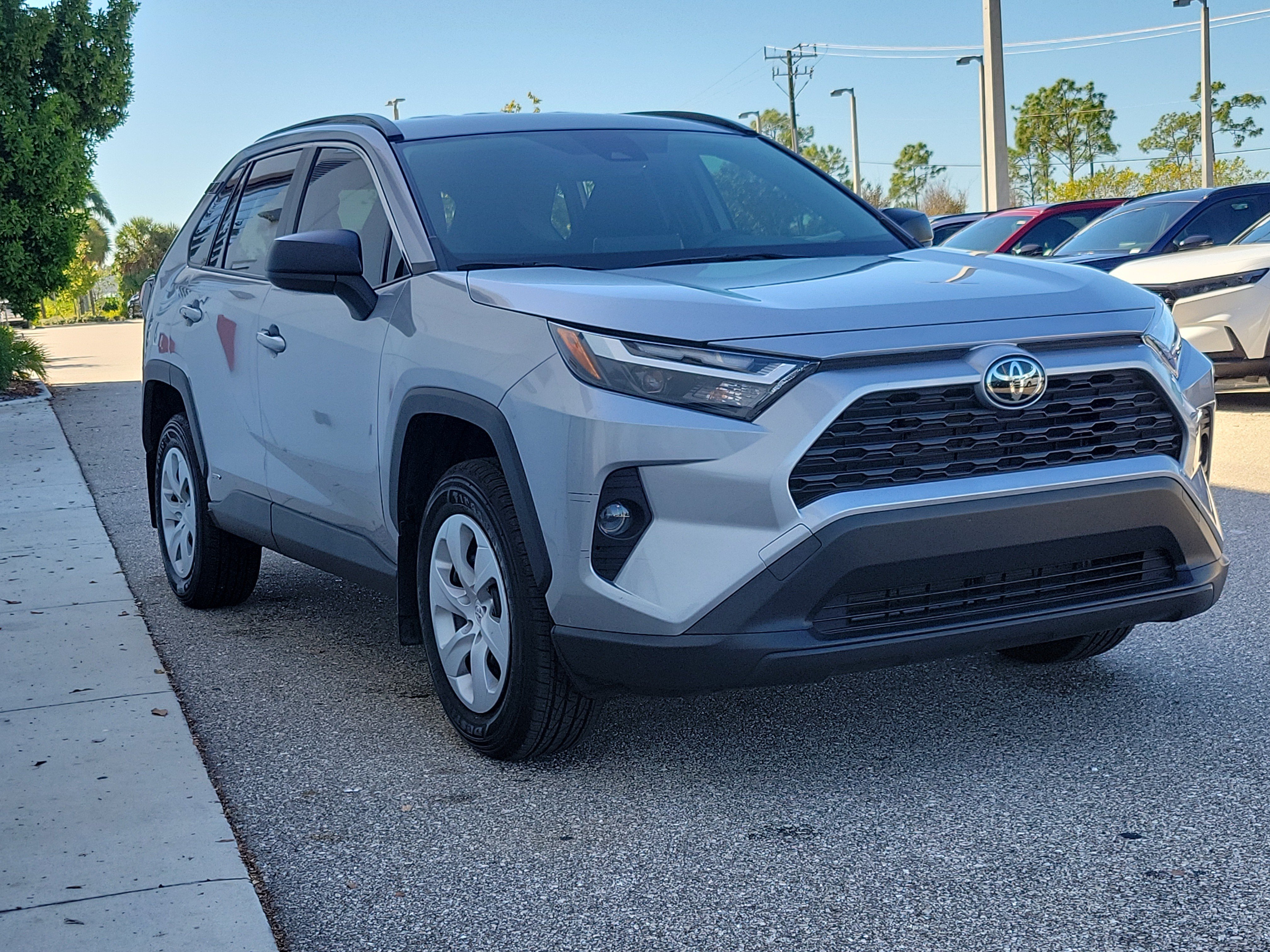 Used 2025 Toyota RAV4 LE AWD/4WD image 31