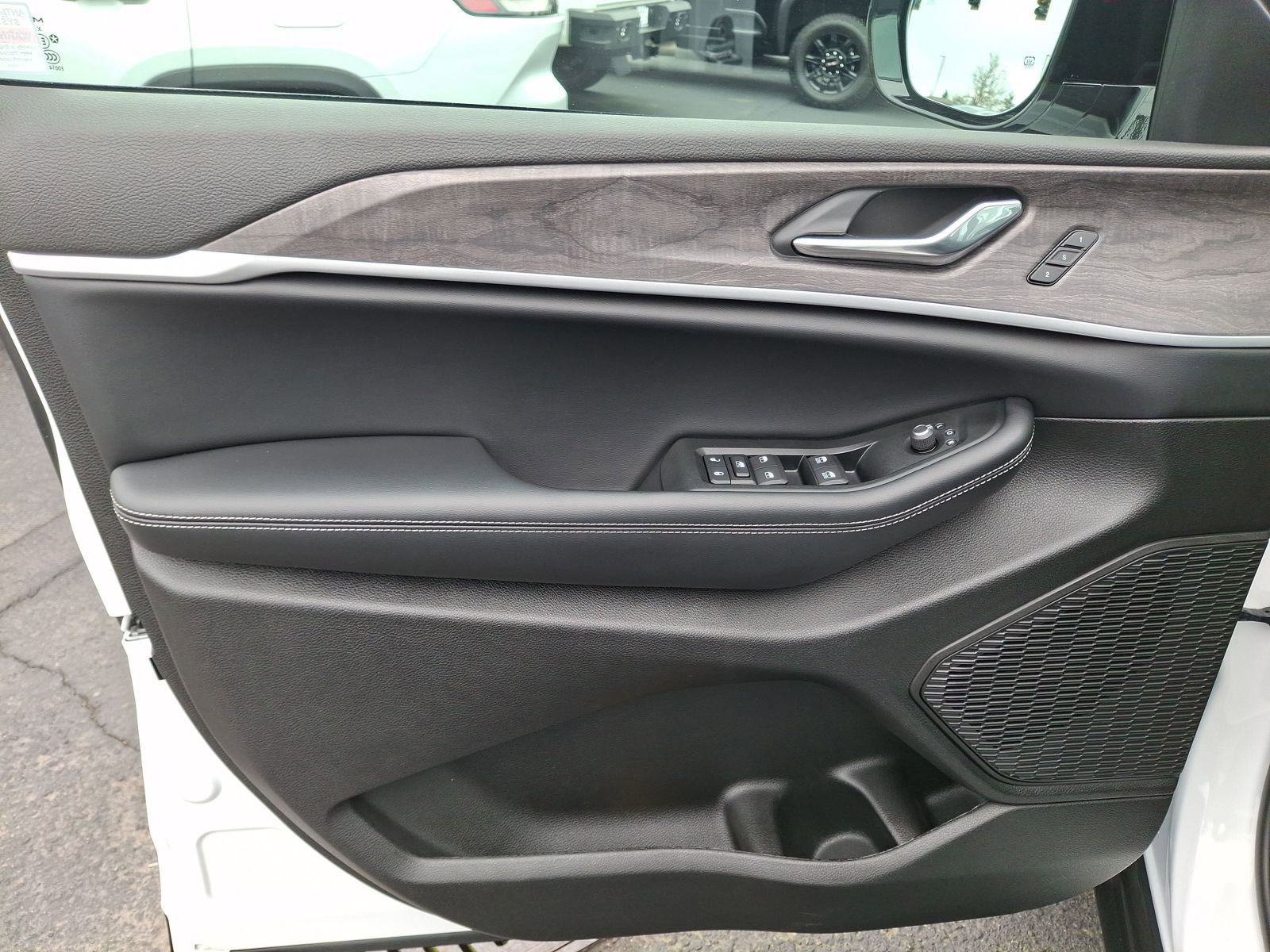 Used 2025 Jeep Grand Cherokee Limited w/ Black Appearance Package AWD/4WD image 18