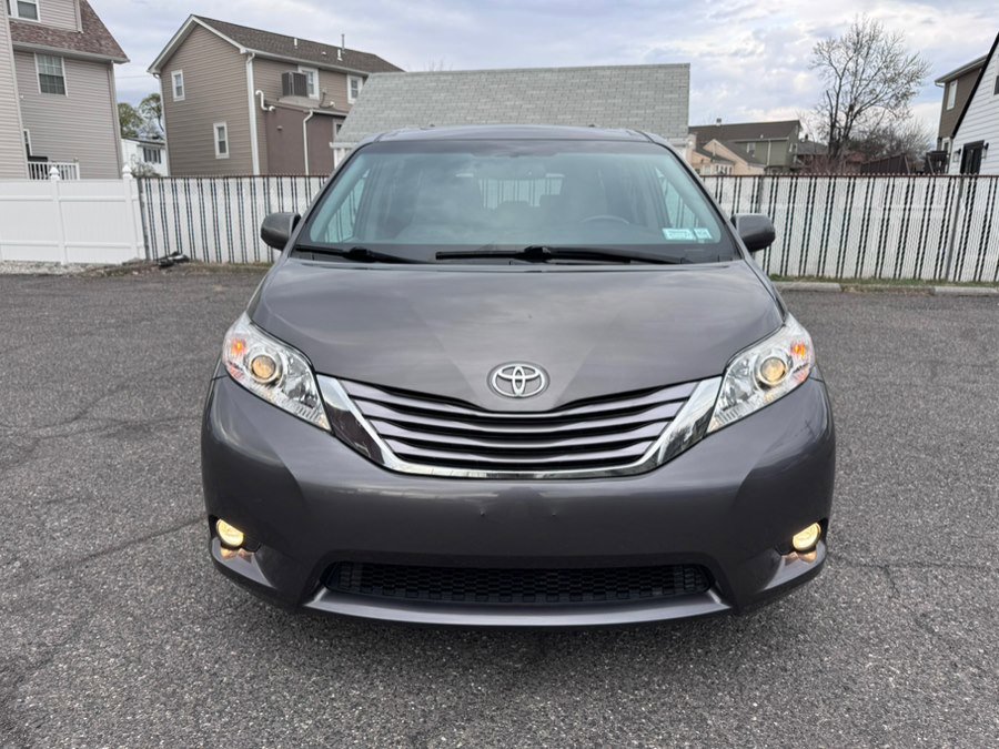 Used 2017 Toyota Sienna XLE Premium image 2