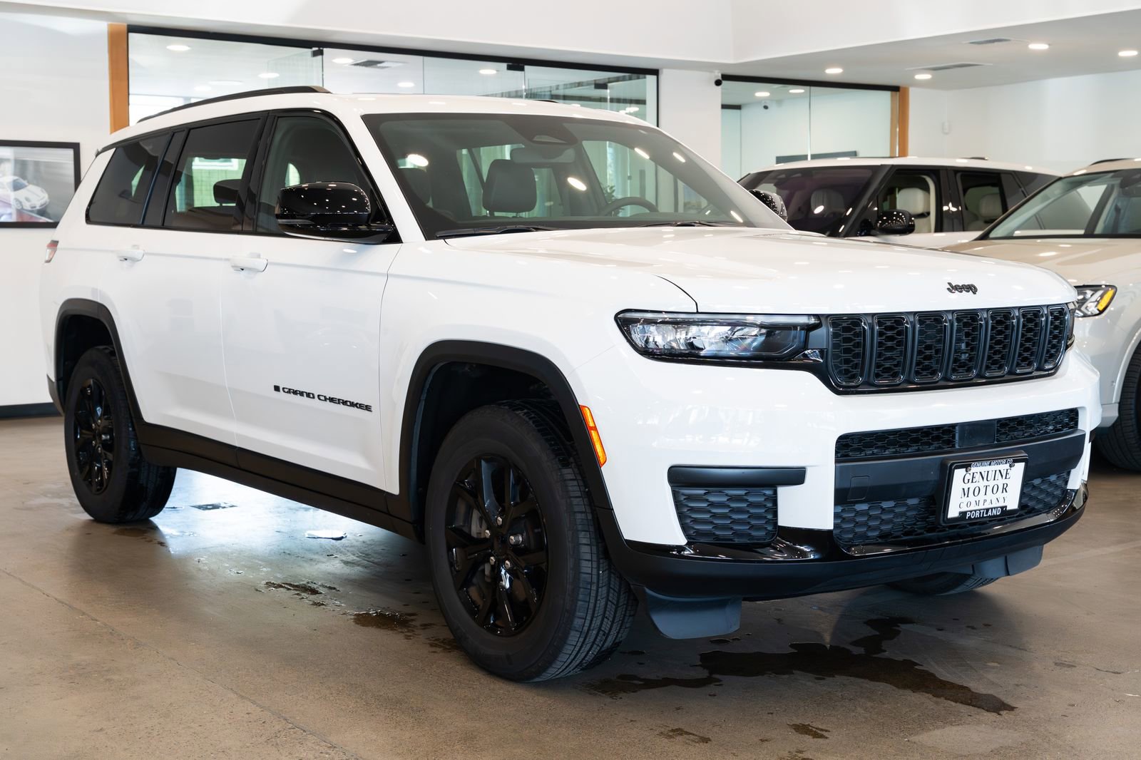 Used 2024 Jeep Grand Cherokee L Altitude AWD/4WD image 3