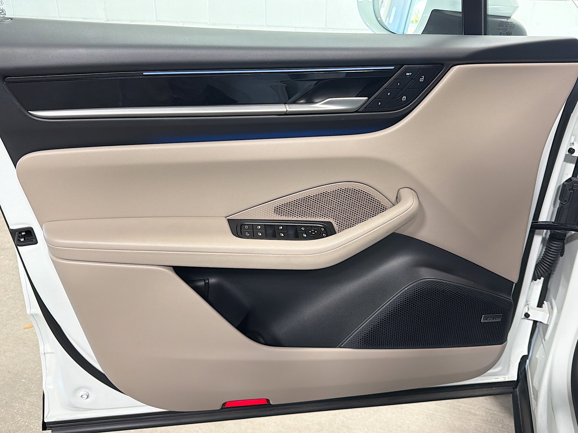 Certified 2025 Porsche Macan 4S Electric image 22