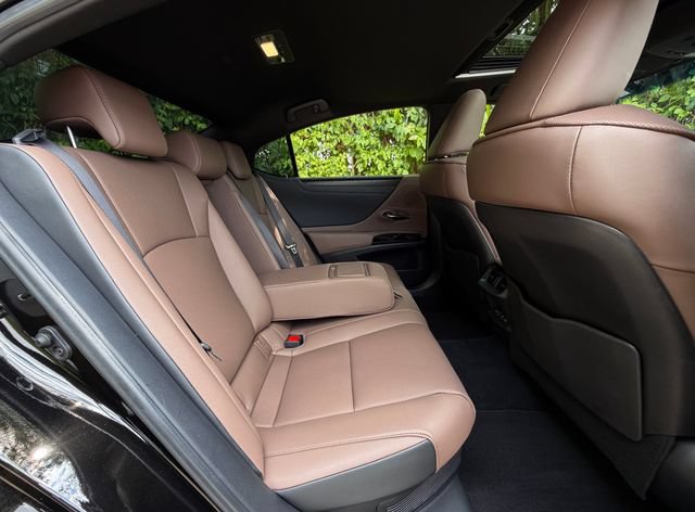Certified 2025 Lexus ES 300h w/ Premium Package FWD image 38