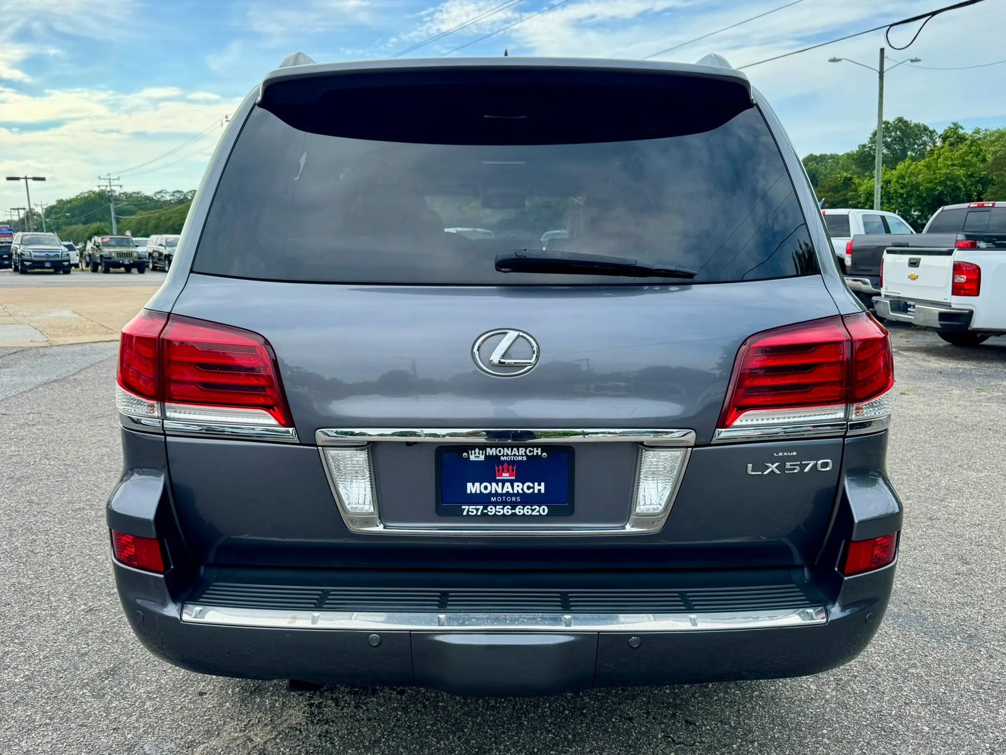 Used 2013 Lexus LX 570 4WD w/ Luxury Pkg image 4