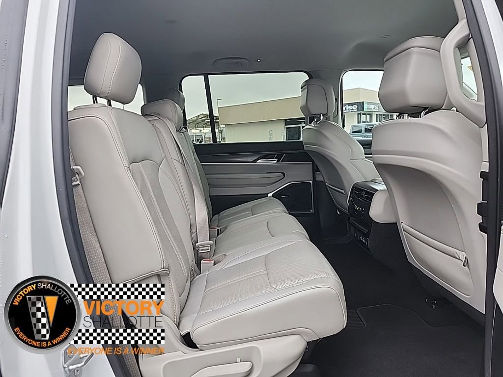 Used 2023 Jeep Wagoneer Series III w/ Preferred Equipment Group image 19