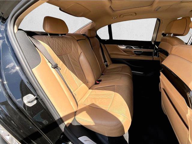 Used 2022 BMW 740i w/ Premium Package image 26
