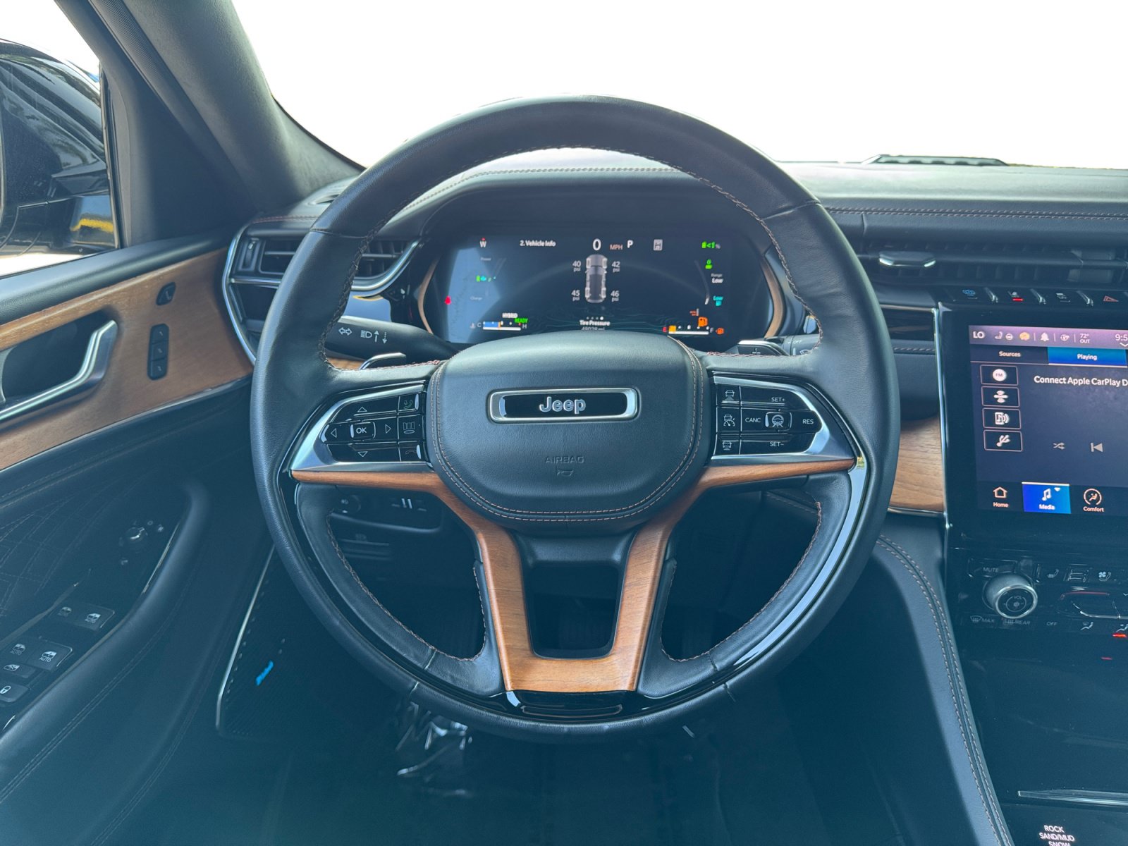 Used 2023 Jeep Grand Cherokee Summit AWD/4WD image 12