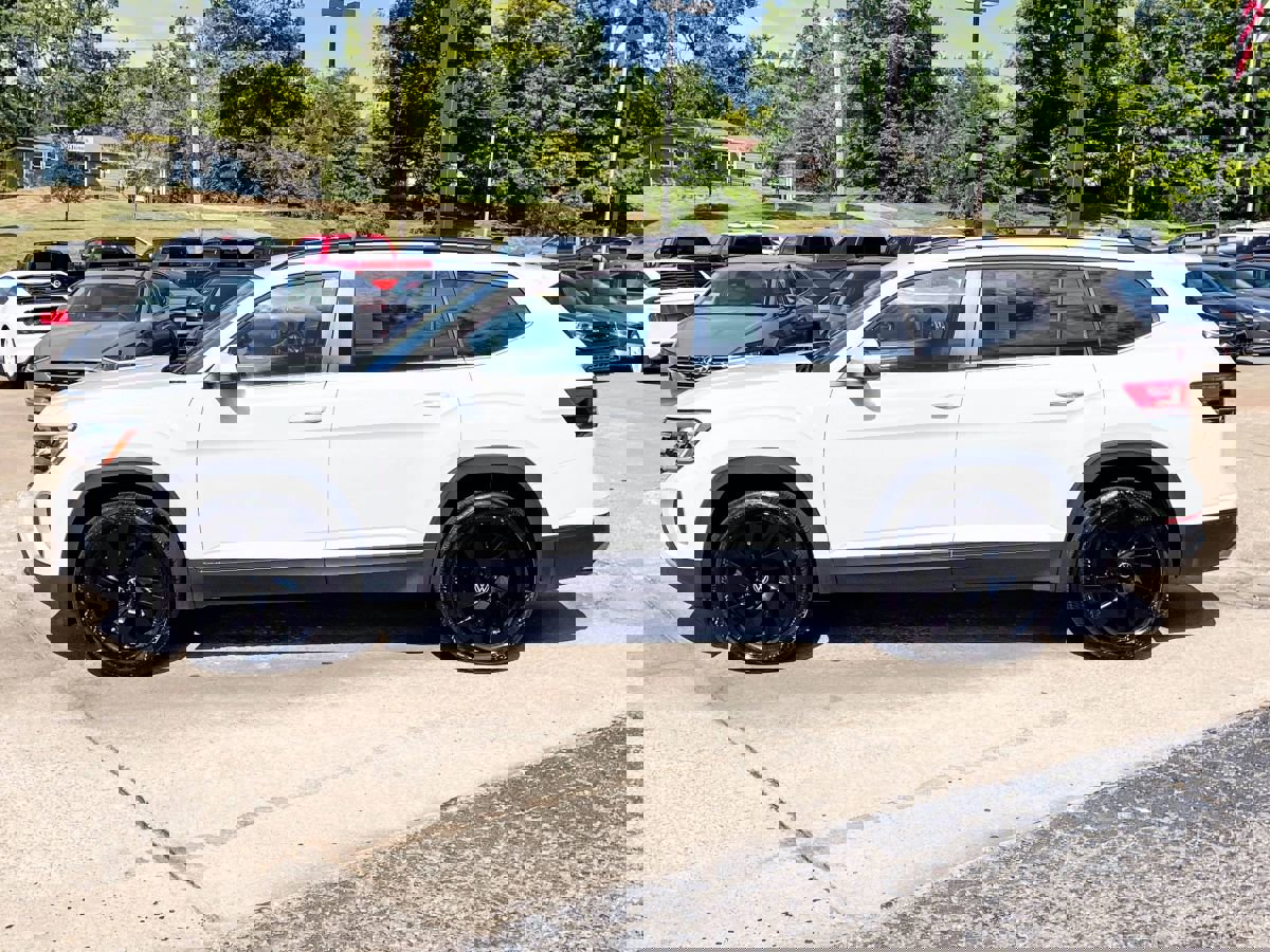 Used 2024 Volkswagen Atlas SE w/ Black Wheel Package image 3