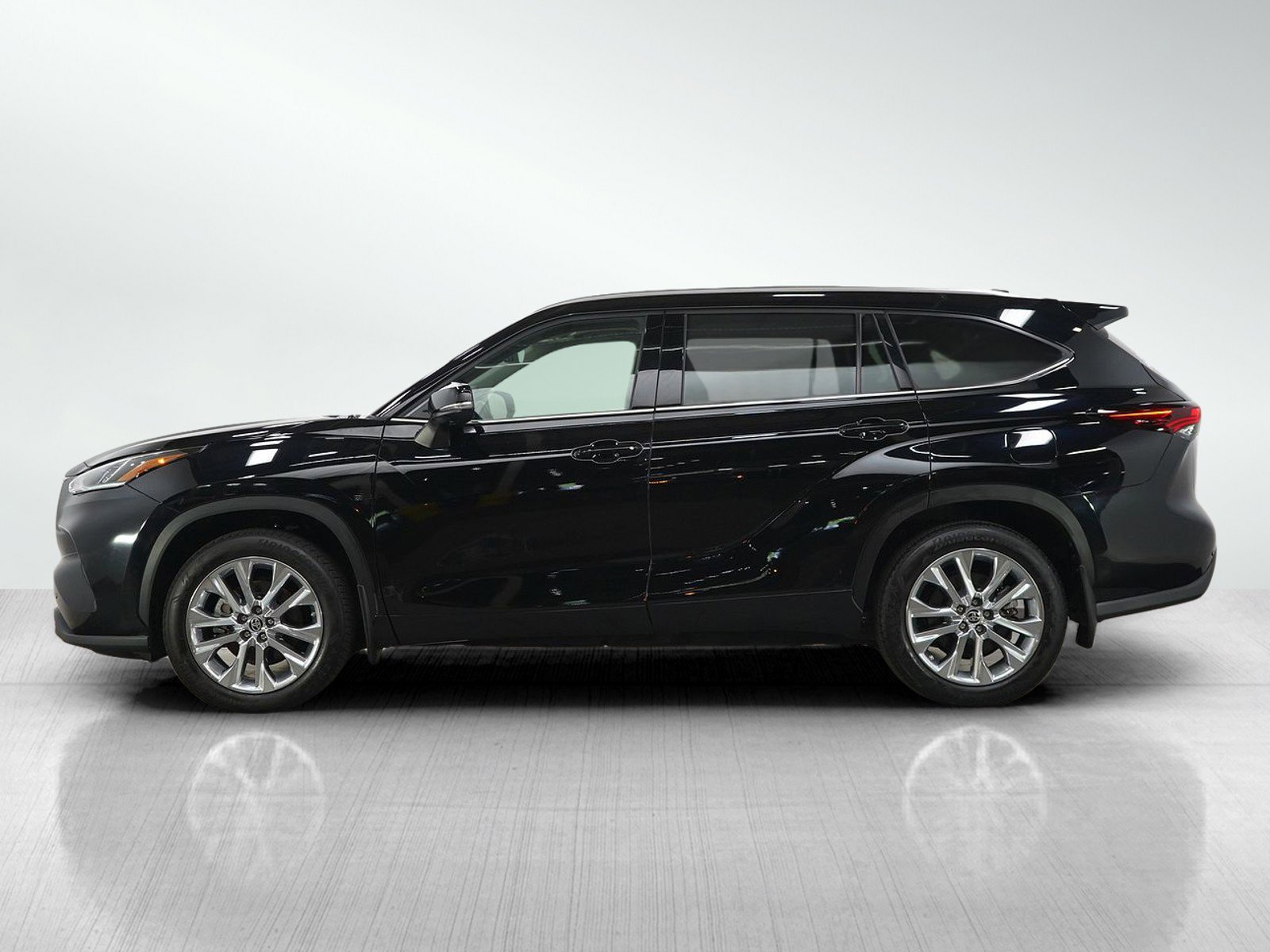 Used 2024 Toyota Highlander Limited AWD/4WD image 2