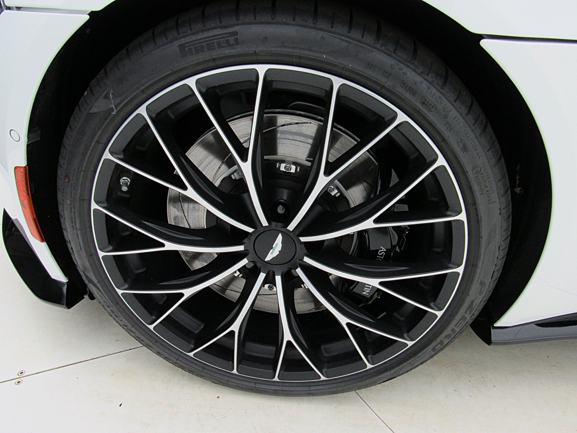 Used 2023 Aston Martin V8 Vantage Roadster RWD image 51