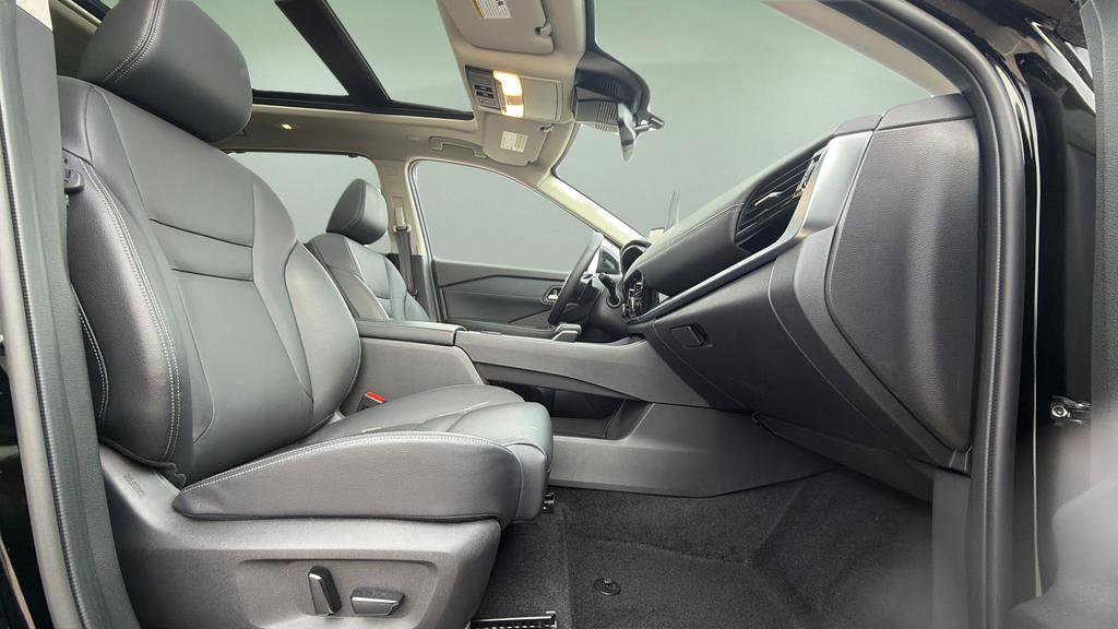 Certified 2025 Nissan Rogue SL w/ SL Premium Package image 11