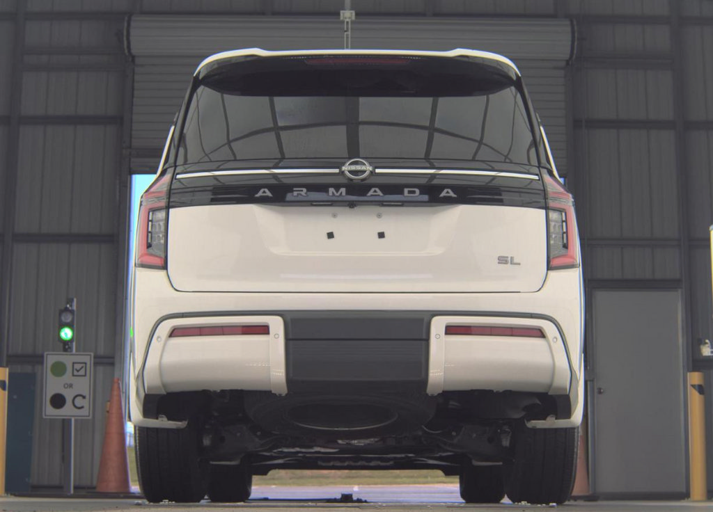 Used 2025 Nissan Armada SL w/ Captain's Chari Seat Package RWD image 8