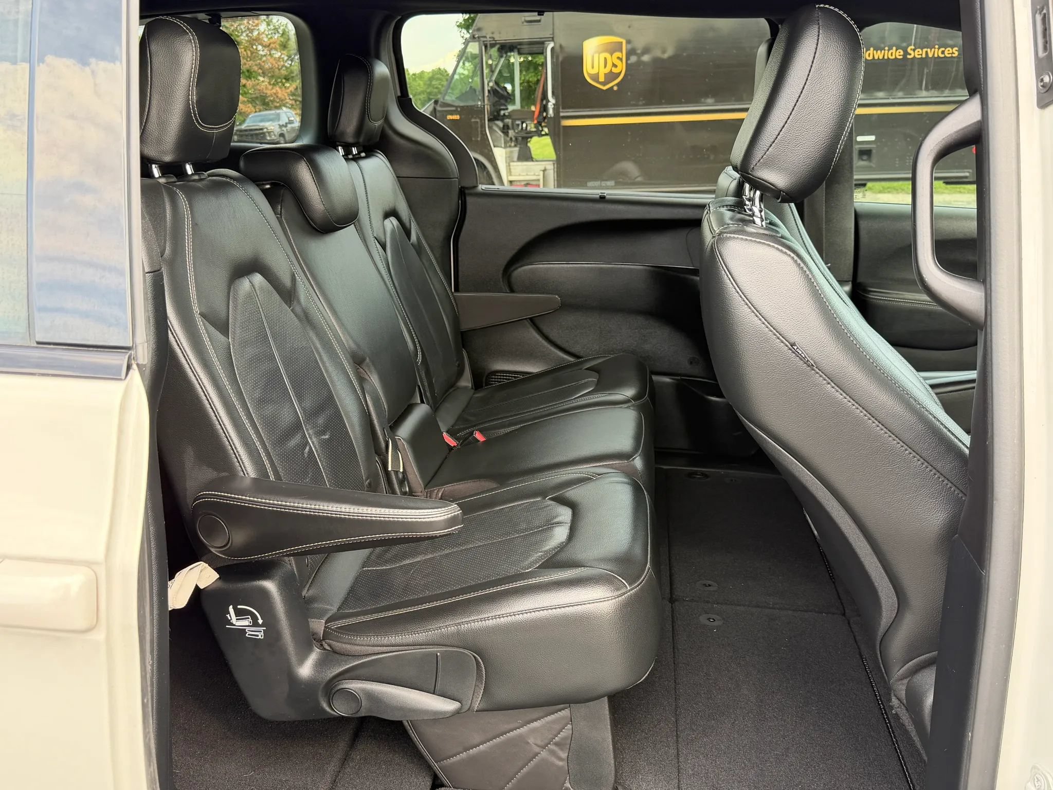 Used 2020 Chrysler Pacifica Touring-L w/ S Appearance Package FWD image 13