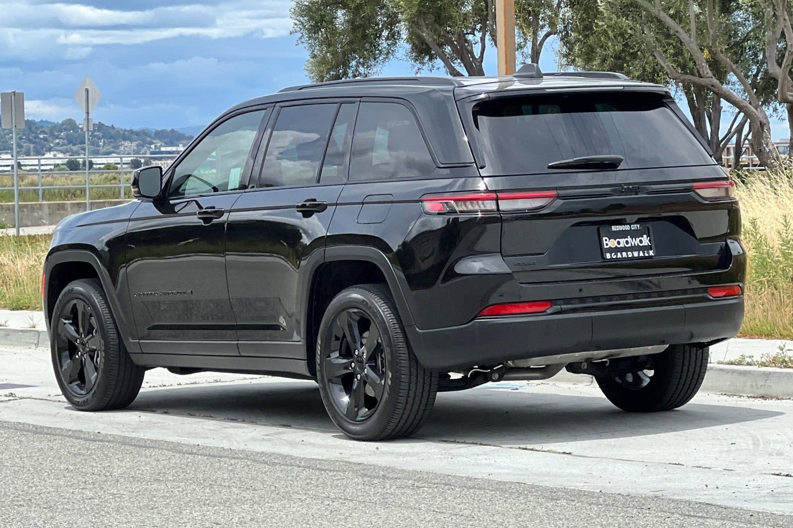 Used 2023 Jeep Grand Cherokee Altitude AWD/4WD image 6