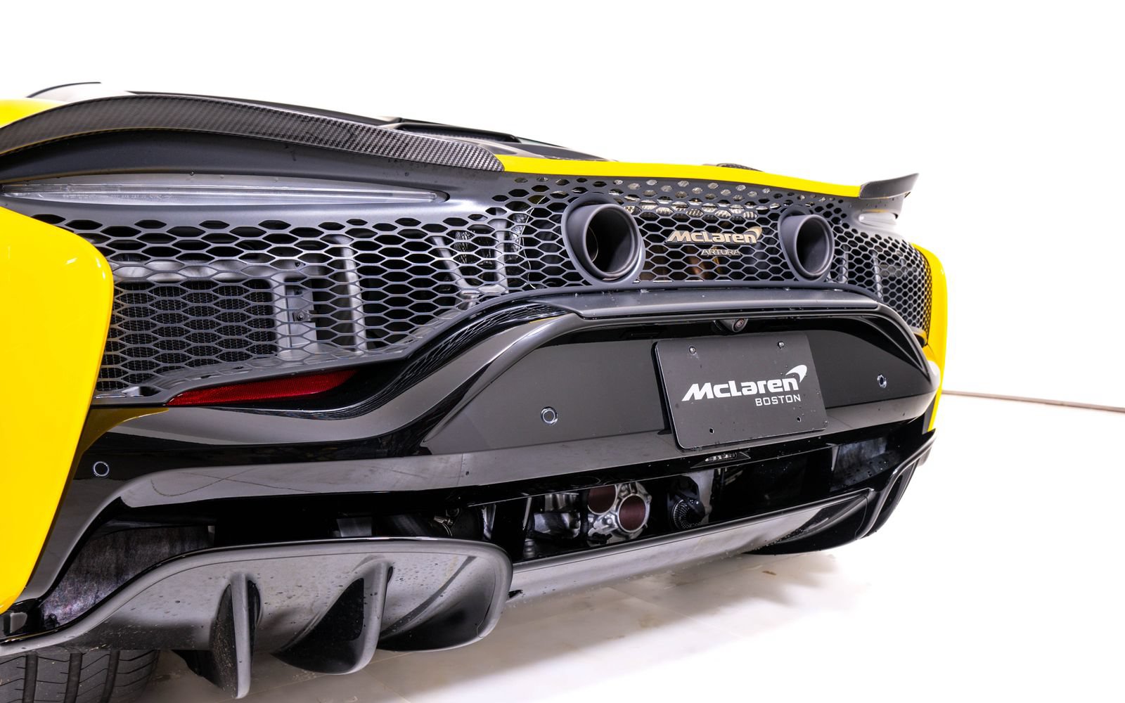 Used 2025 McLaren Artura Spider RWD image 13