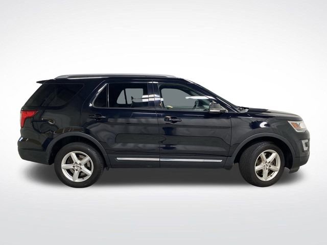 Used 2017 Ford Explorer XLT image 2