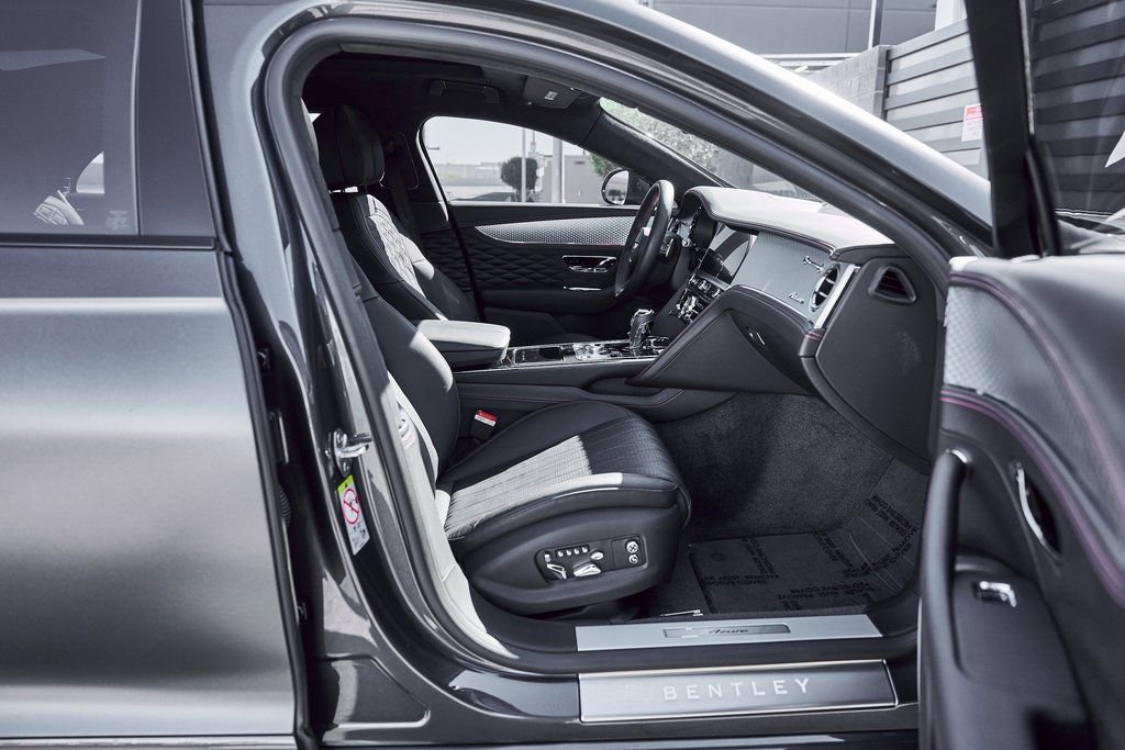 Used 2023 Bentley Flying Spur V8 image 24