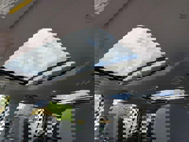 Used 2023 GMC Acadia SLE w/ Driver Convenience Package image 17