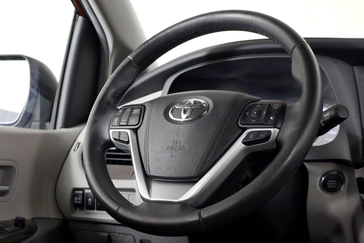 Used 2018 Toyota Sienna XLE w/ XLE Navigation Package FWD image 27