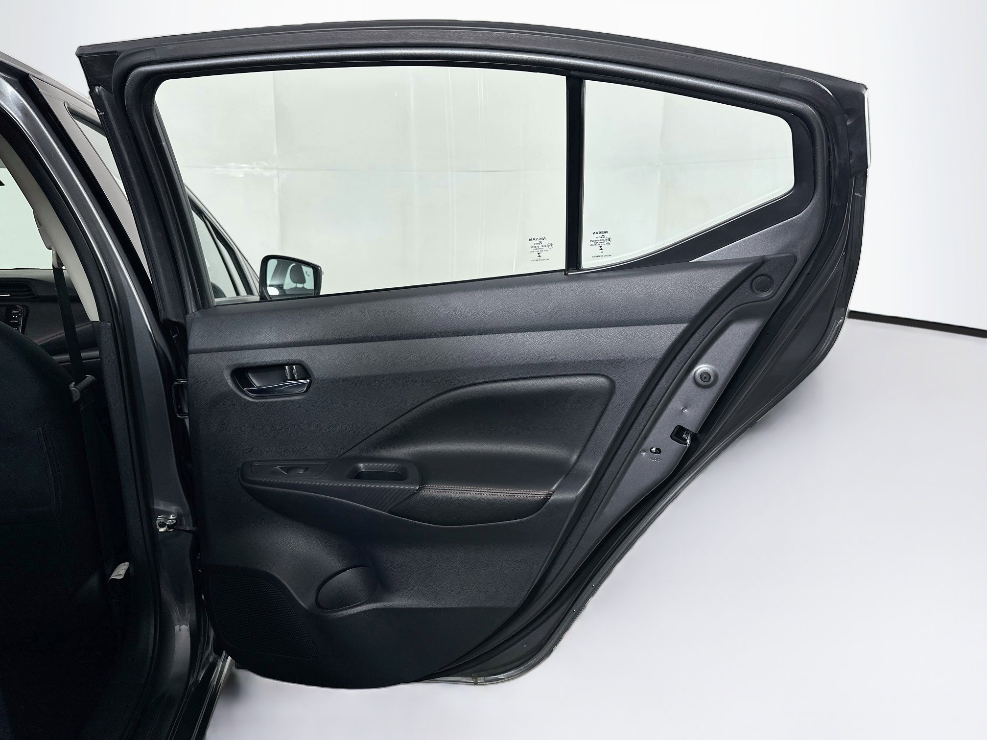 Used 2025 Nissan Versa SR FWD image 27