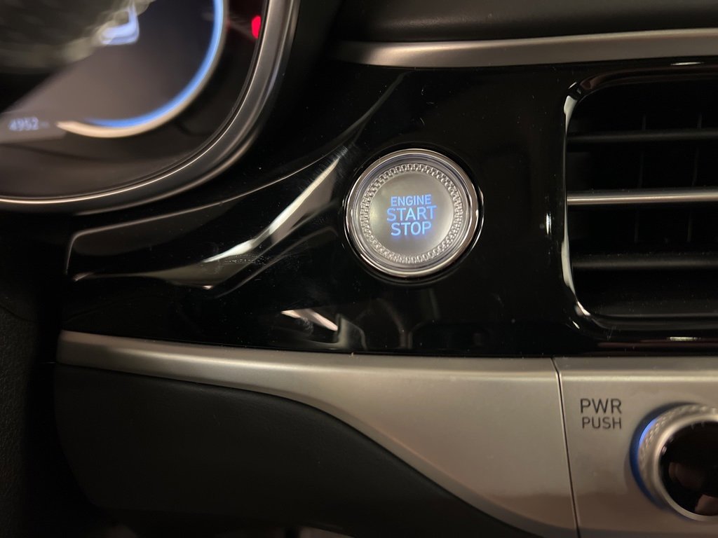 Used 2025 Genesis G70 2.5T image 16