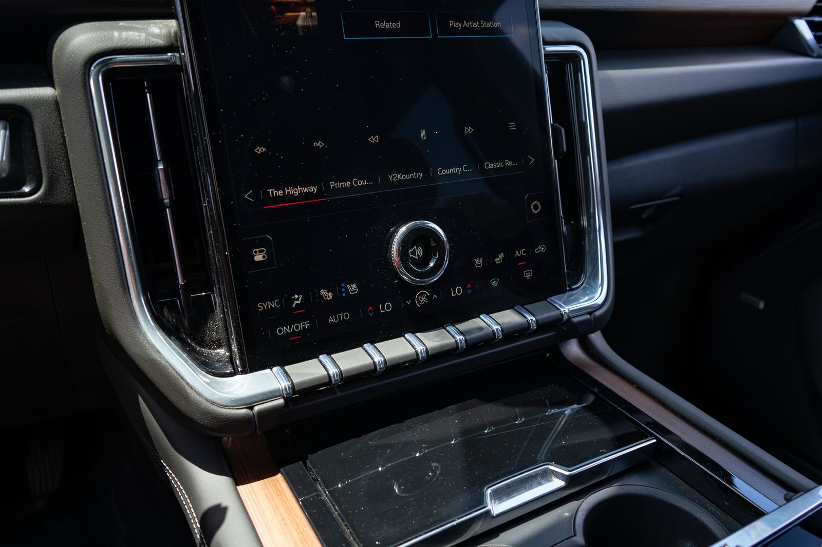 Used 2025 GMC Yukon XL Denali AWD/4WD image 26