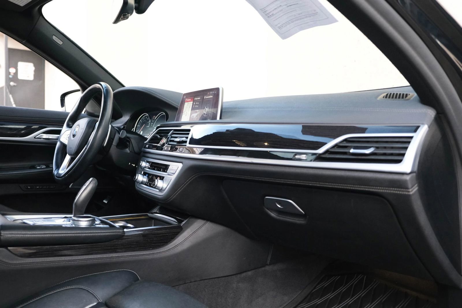 Used 2019 BMW 750i w/ M Sport Package image 29