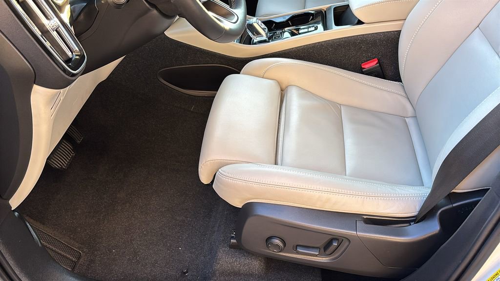 Certified 2024 Volvo XC40 B5 Ultimate w/ Climate Package image 26