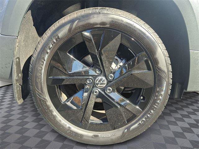 Certified 2025 Volkswagen Taos SE w/ Panoramic Sunroof Package image 8