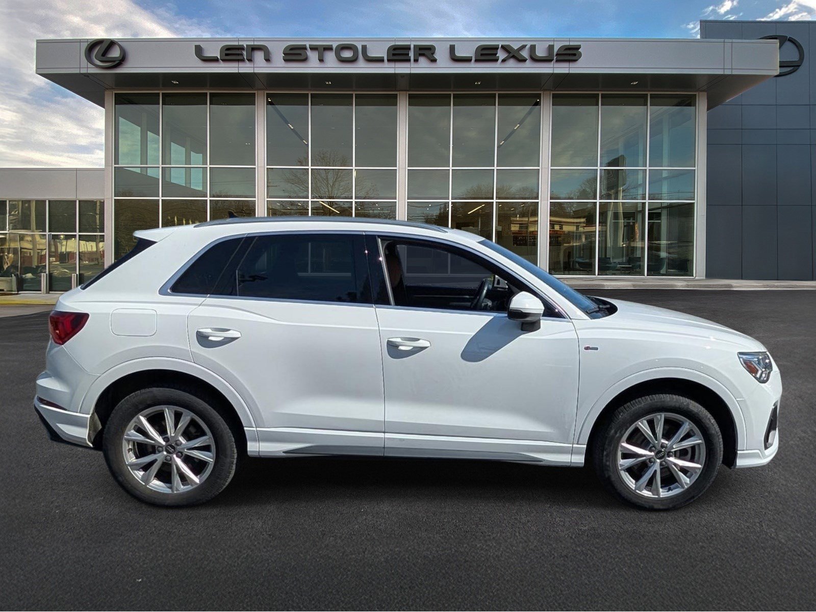 Used 2024 Audi Q3 2.0T Premium AWD/4WD image 2