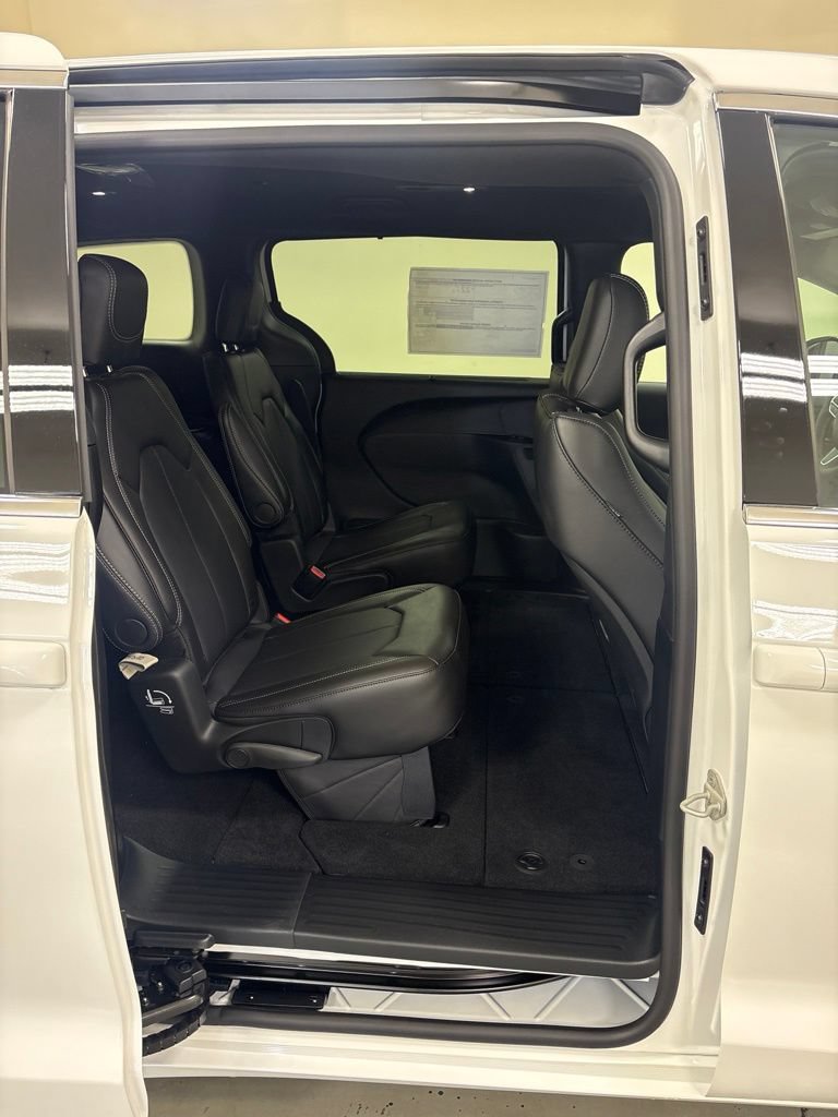 New 2027 Chrysler Pacifica Select w/ Family Tech Group FWD image 30