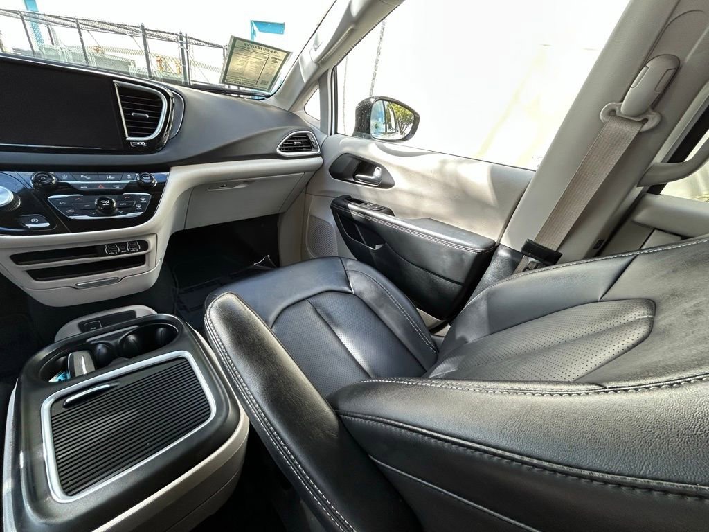 Certified 2024 Chrysler Pacifica Touring-L image 11