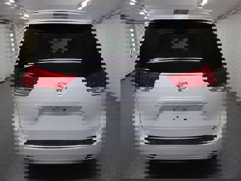 Used 2014 Toyota Sienna LE image 6