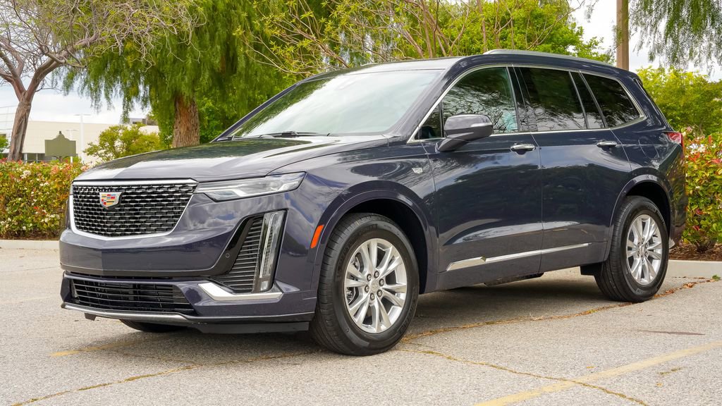 Certified 2025 Cadillac XT6 Luxury image 3