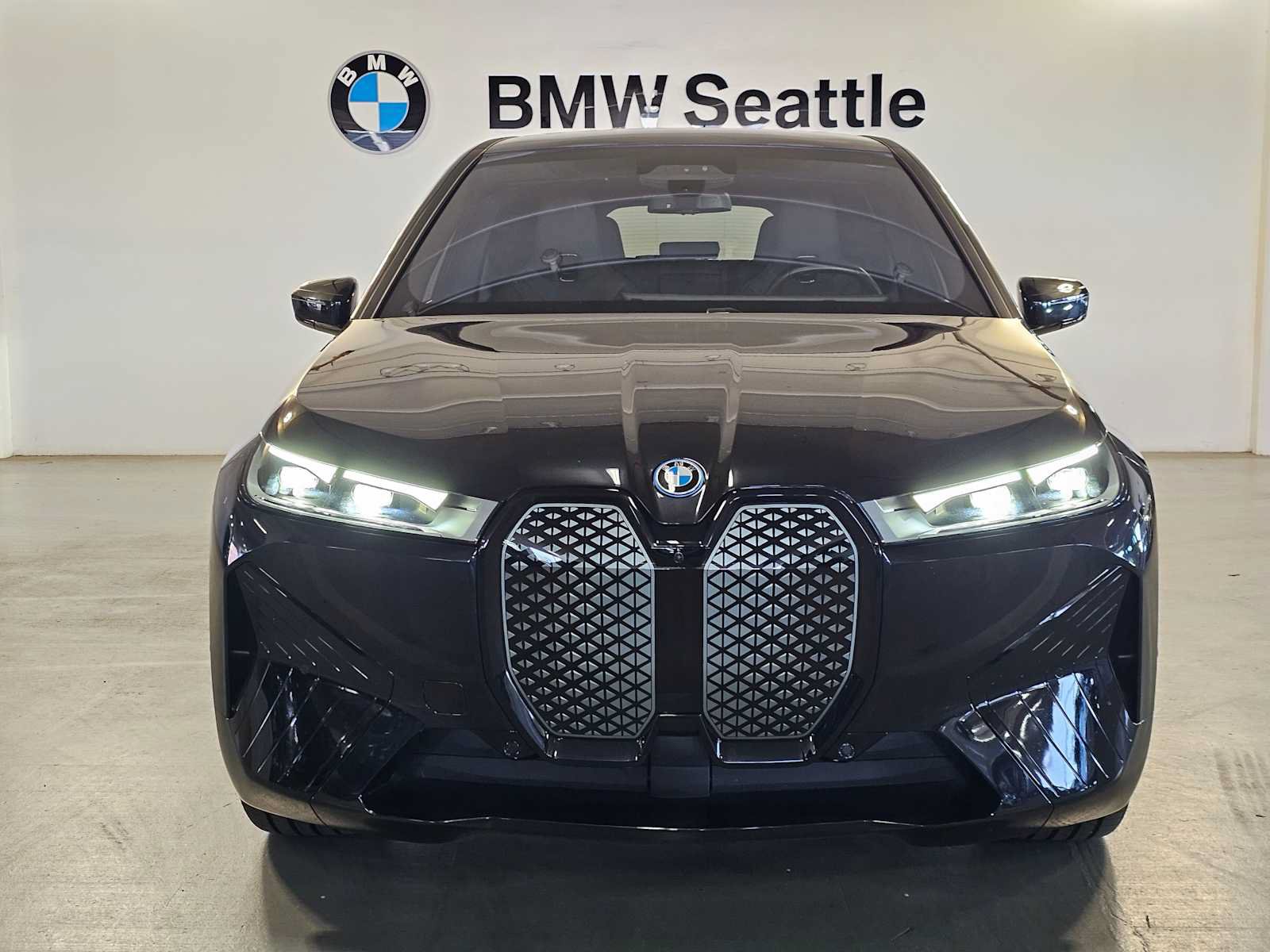 Used 2024 BMW iX xDrive50 w/ Premium Package AWD/4WD image 6