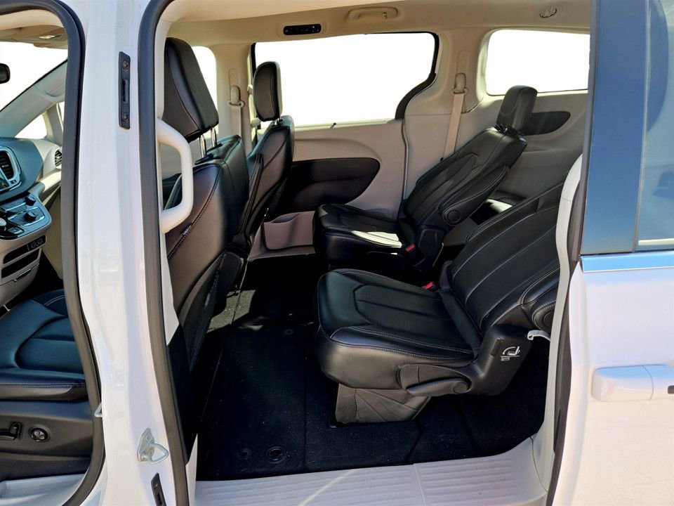Used 2024 Chrysler Pacifica Touring-L image 30