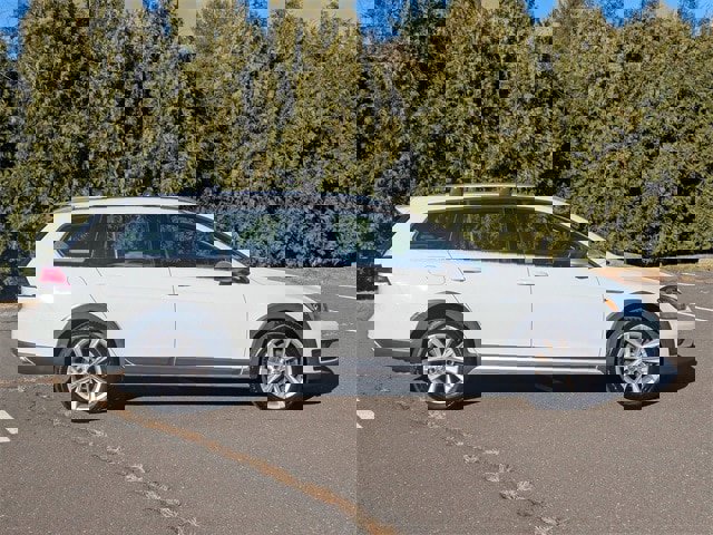 Used 2019 Volkswagen Golf Alltrack SE image 2