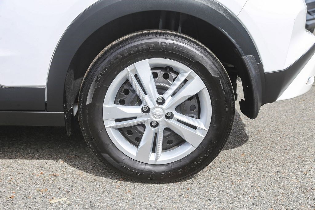 Certified 2025 Nissan Kicks Play S image 10